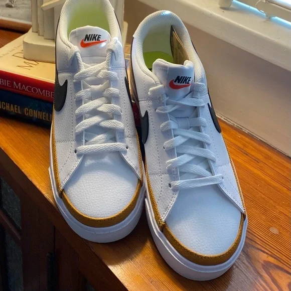 NEW fabulous Nike white and black with a copper stripe Big Swoosh Classic Size 8 - Picture 2 of 11